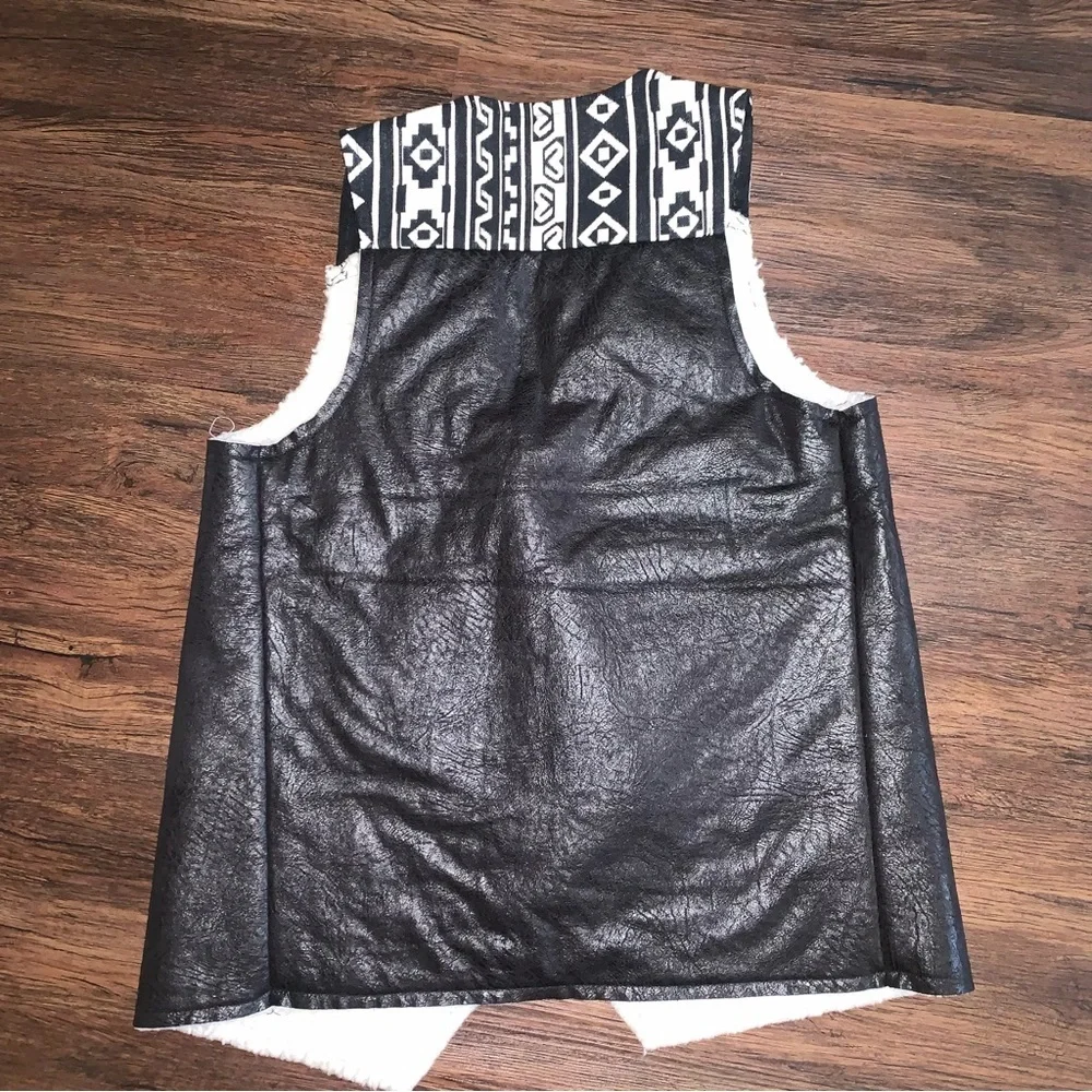 Flying Tomato 100% polyester black faux leather & sherpa vest EUC size‎ small - Picture 6 of 7